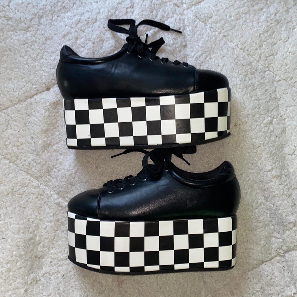 Black and white checkered platform shoes 🤍🖤